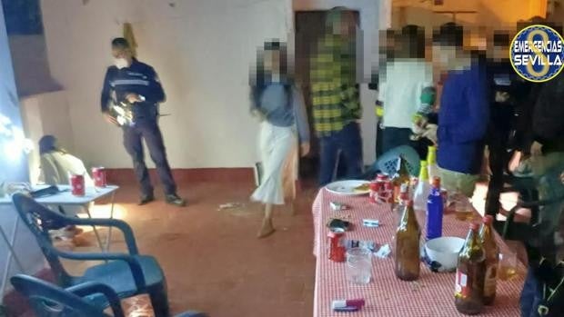 Más de 350 denuncias en Sevilla por saltarse el toque de queda o por fiestas en domicilios durante el puente