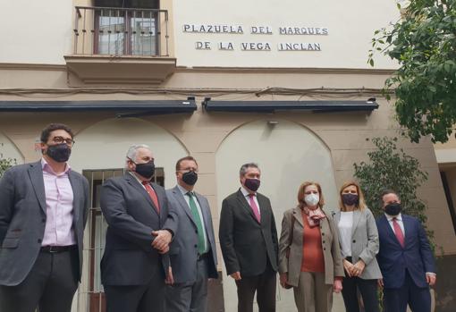 Foto de familia tras la inauguración de la plazuela al padre del barrio de Santa Cruz