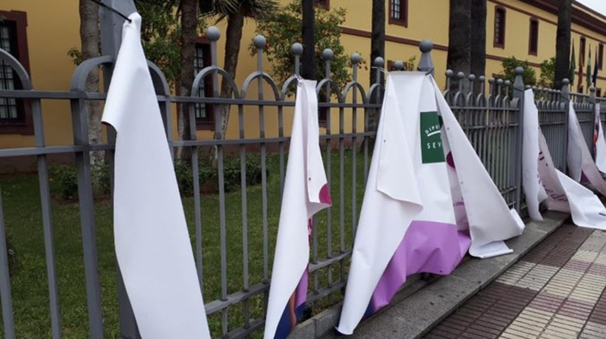 La pancarta colocada en la sede la Diputació ha aparecido este domingo destrozada