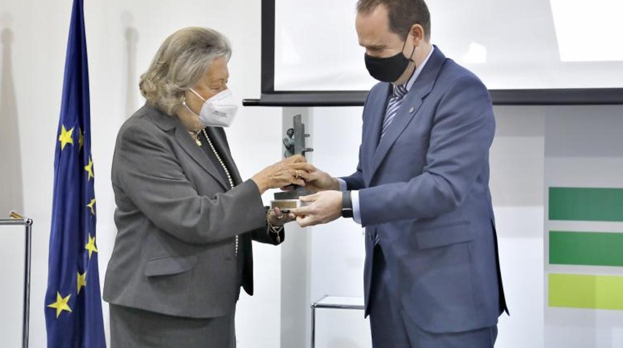 Enriqueta Vila recibe el premio de manos del rector de la UNIA, José Ignacio García