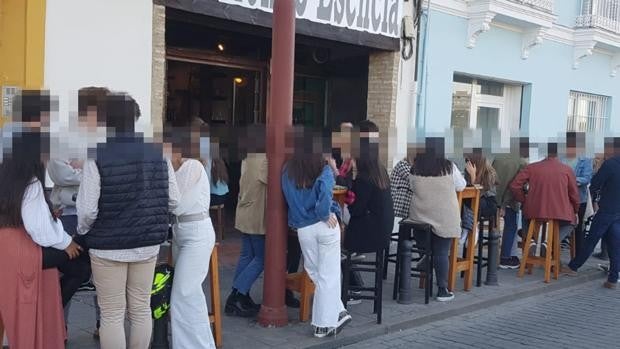 La Policía precinta un bar de la calle Betis con 80 personas en su interior