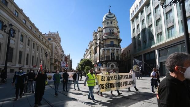 Espadas promete a los taxistas un estudio de viabilidad del sector y un sistema público de gestión con una APP