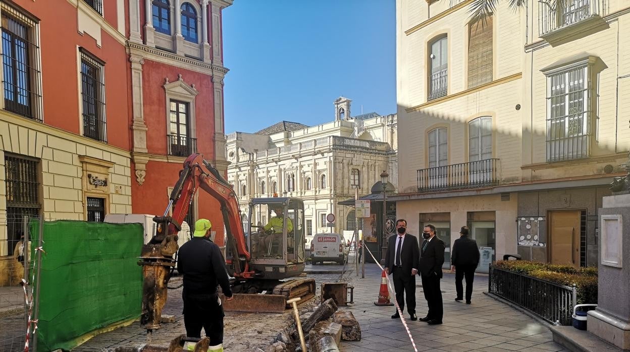 Juan Carlos Cabrera visita las obras en el entorno del monumento de Cervantes