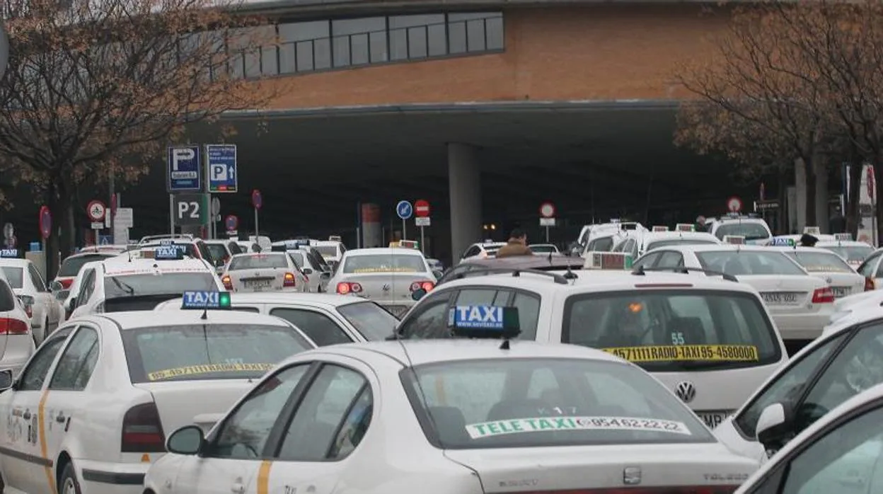 Taxis en la explanada de la estación de trenes de Santa Justa en una imagen de archivo