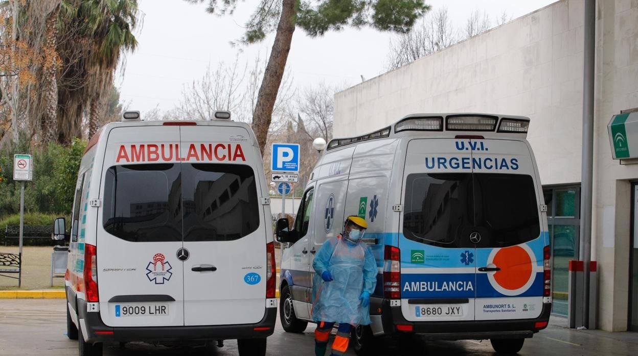 Dos ambulancias en la puerta de urgencias en un centro hospitalario