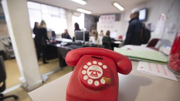 El Teléfono de la Infancia recibe 824 llamadas por posibles malos tratos a 1.224 menores en Sevilla