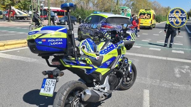 Evacuado al hospital Macarena un hombre atropellado cuando circulaba en patinete eléctrico en Sevilla