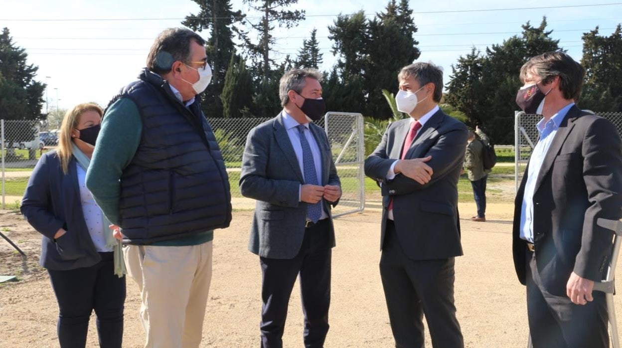 El alcalde Juan Espadas durante su visita al parque de Torreblanca