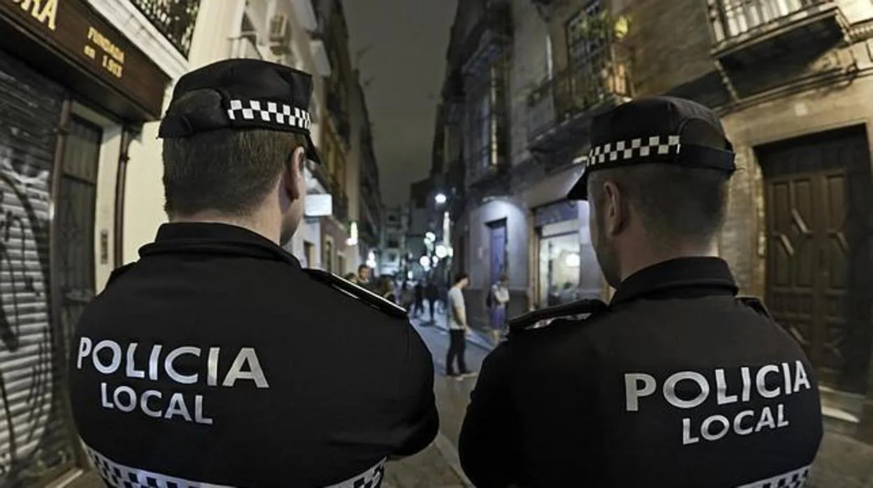 Imagen de archivo de dos policías locales de Sevilla