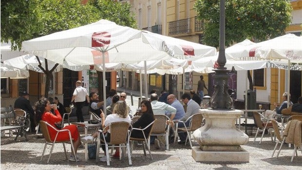 Los hosteleros de Sevilla celebran la ampliación del horario hasta las 22:30