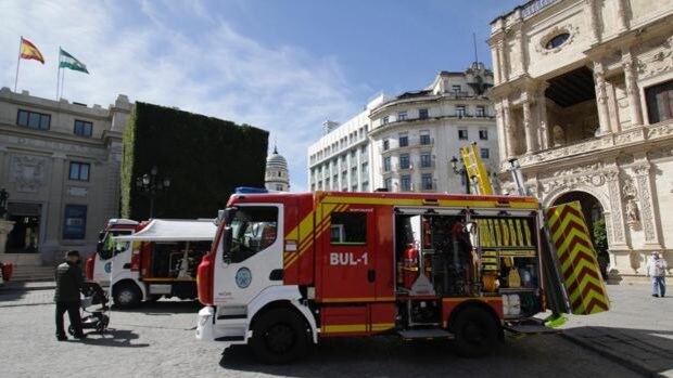 El Ayuntamiento de Sevilla invierte un millón de euros en dos nuevos vehículos de los bomberos con más seguridad