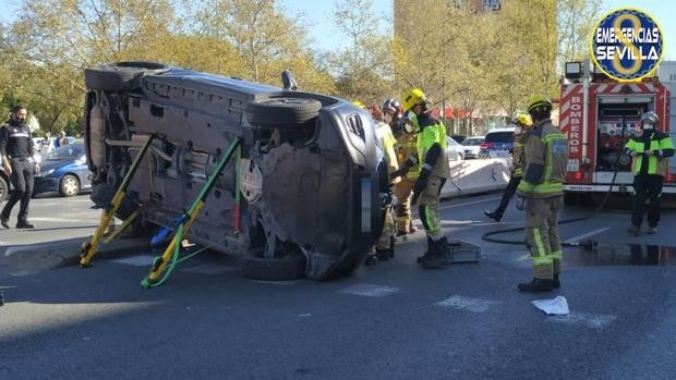 Herido leve al volcar su vehículo en la Ronda Norte de Sevilla tras chocar con otro turismo