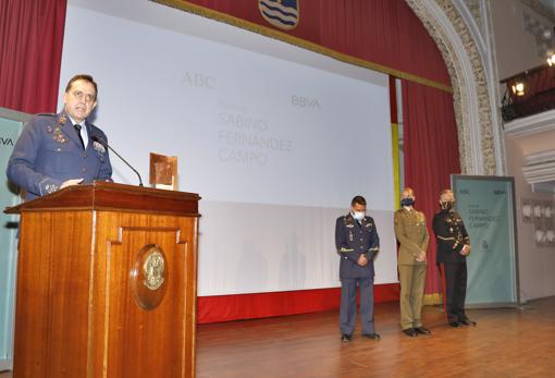 El teniente general Braco y los tres soldados que recogieron el premio