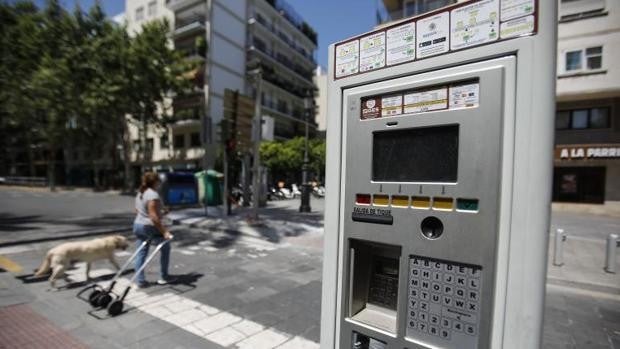 Sevilla mantendrá este año la zona azul durante la Semana Santa y la Feria