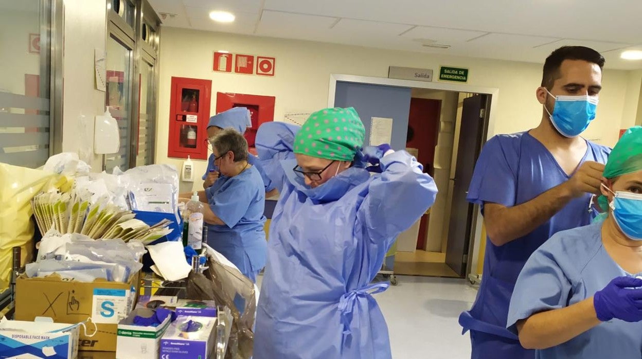 Sanitarios del Hospital Virgen Macarena de Sevilla en una imagen de archivo