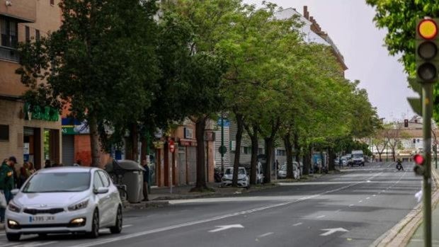 El Ayuntamiento reordena el tráfico en la Carretera de Carmona y la segunda ronda para mejorar la movilidad