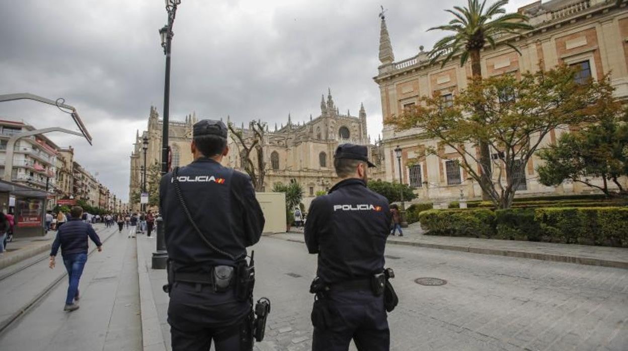 Dos agentes de la Policía Nacional en la Semana Santa de 2019