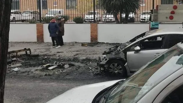 Arden tres contenedores y un coche en el distrito Macarena