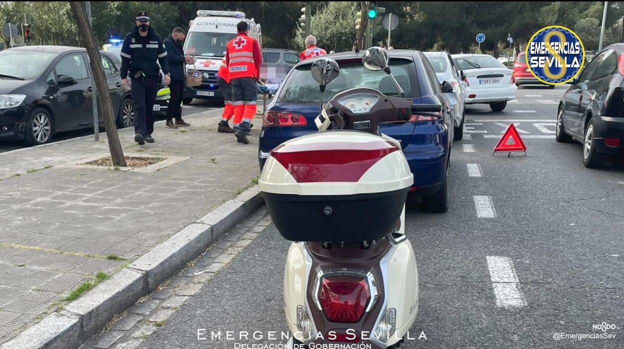 La conductorá colisionó en alcance al otro turismo, que estaba detenido en un semáforo