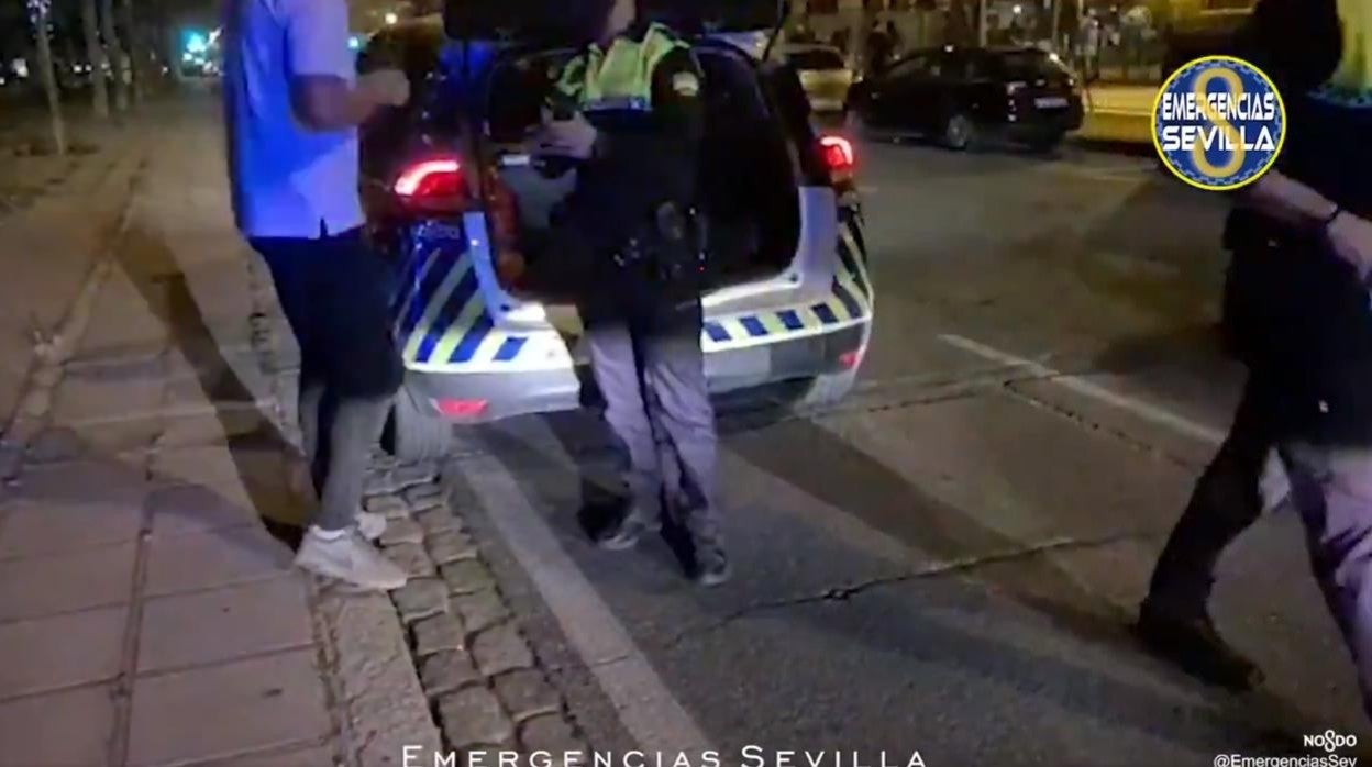 Momento en que un agente de la Policía Local le hace el control de alcoholemia al conductor