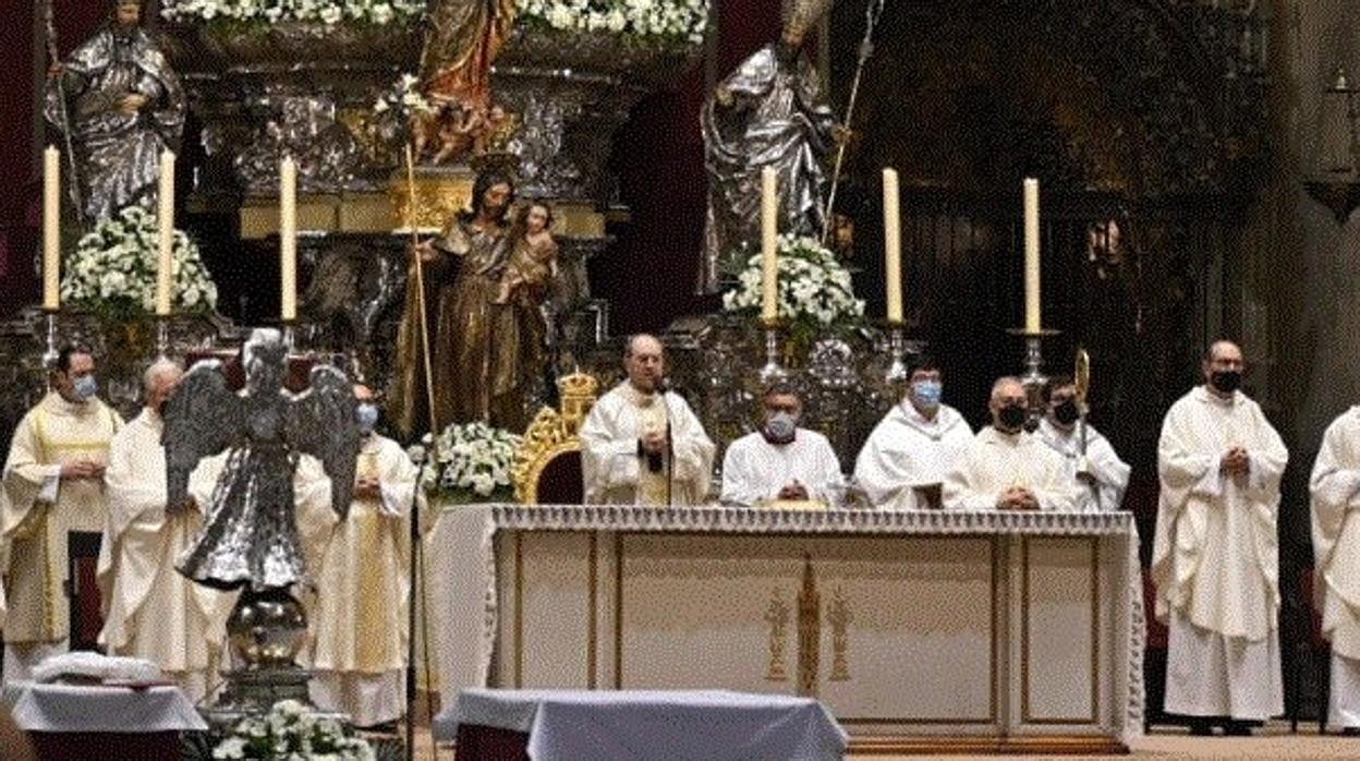 Monseñor Asenjo durante la Misa Crismal de este Martes Santo