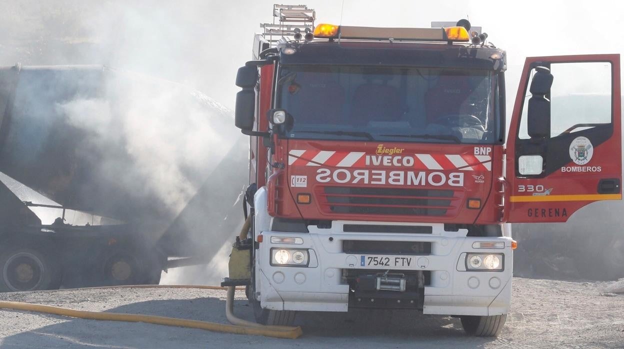 Efectivos de los Bomberos del Parque de Sanlúcar la Mayor intervinieron en el siniestro