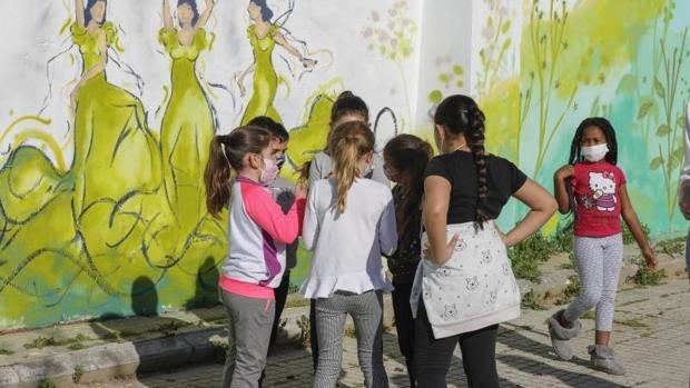 La Fundación Alalá reivindica la alegría a través de un mural en el Centro Cívico el Esqueleto