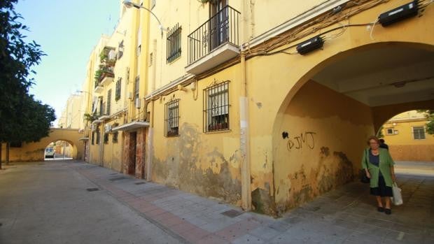 Los vecinos de La Barzola en Sevilla, hartos de la quema de coches y el aumento de la inseguridad