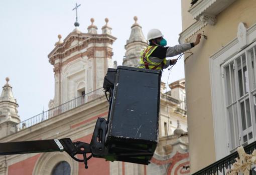 Los operarios trabajando este martes en la plaza del Salvador