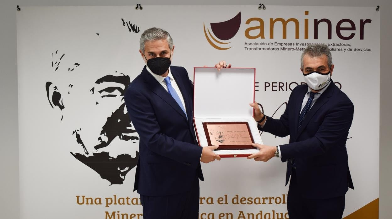 Eduardo Barba recoge el premio de manos de Luis Vega, presidente de Aminer