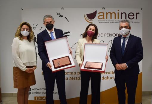 Eduardo Barba y Patricia Balbontín posan tras recibir el premio y el accésit respectivamente