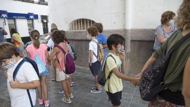 Los enfermeros Covid de los colegios de Sevilla ya sólo atienden por las mañanas