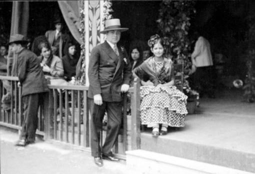 Una pareja posa en una caseta en la Feria de Abril de 1928