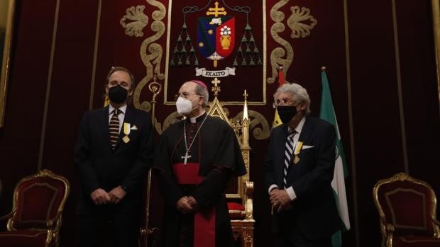 El arzobispo de Sevilla entrega la medalla Ecclesia et Pontifice a Enrique Ybarra y Rafael Manzano