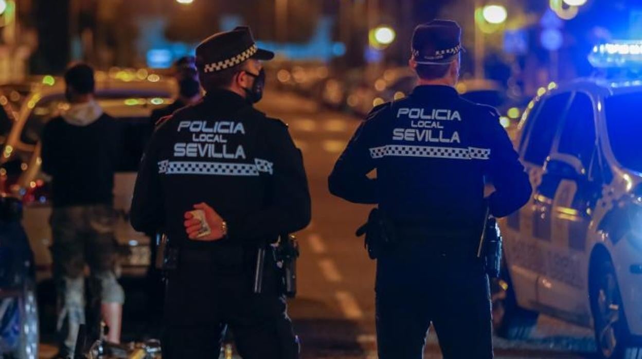 Dos agentes de la Policía Local de Sevilla, en un control