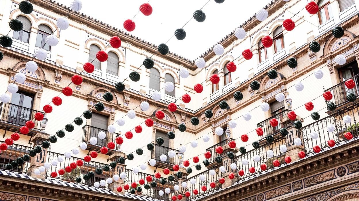 El patio del hotel Alfonso XIII, adornado con farolillos