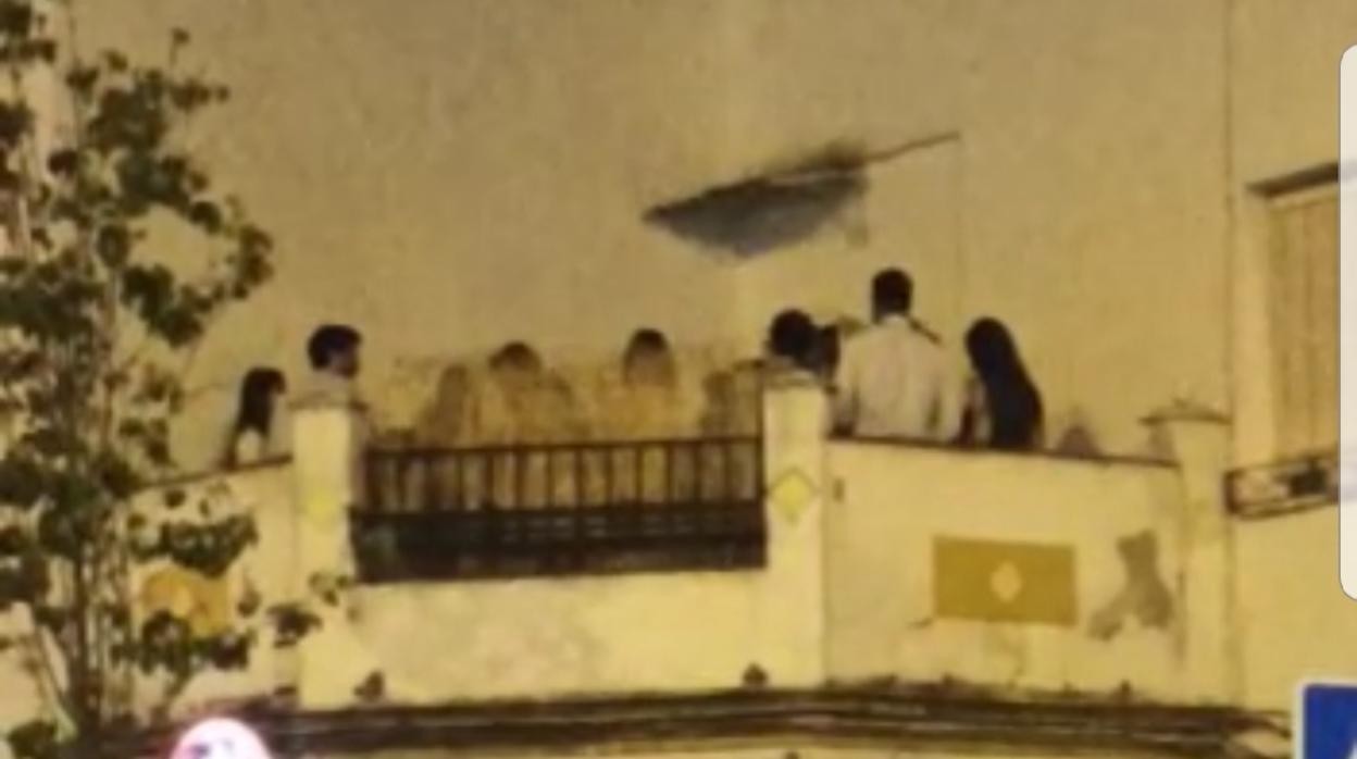 Jóvenes en una fiesta ilegal en la terraza de un piso de estudiantes en Los Remedios, este viernes