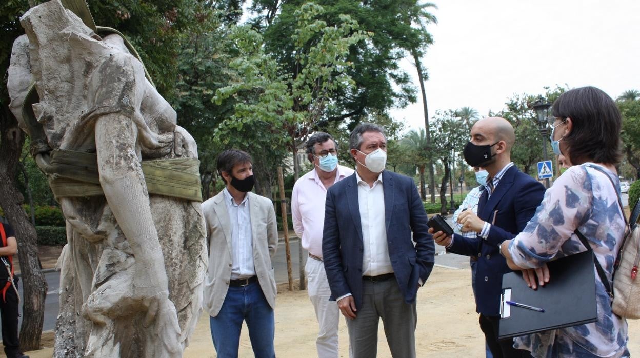 El alcalde de Sevilla en una visita a los trabajos de las Victorias Aladas del Parque de María Luisa