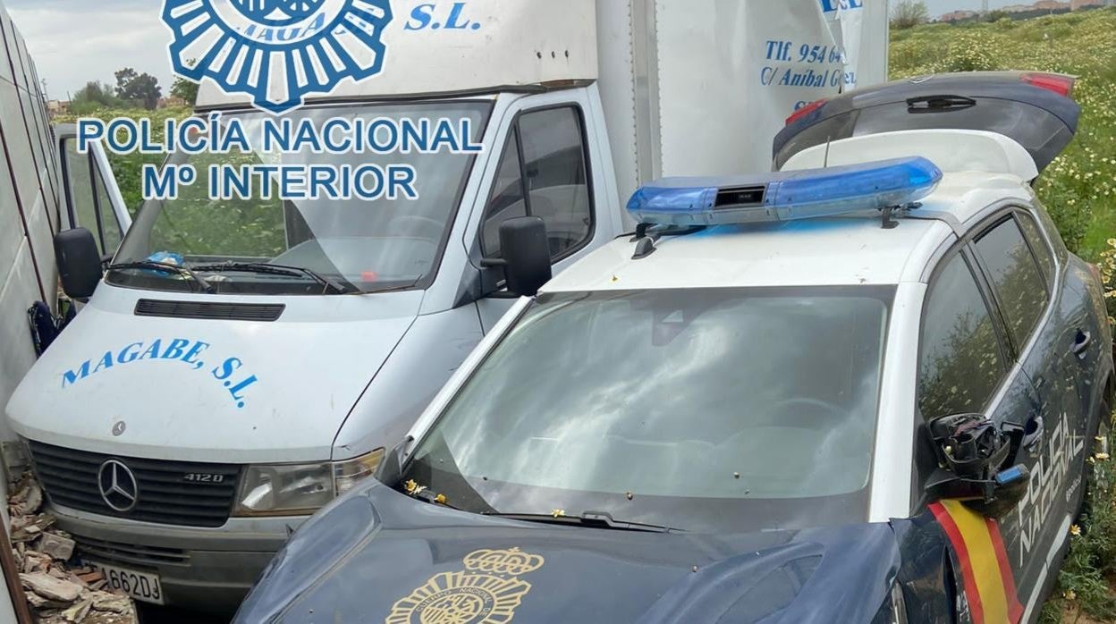 El camión robado impactó con un muro y con un coche policial