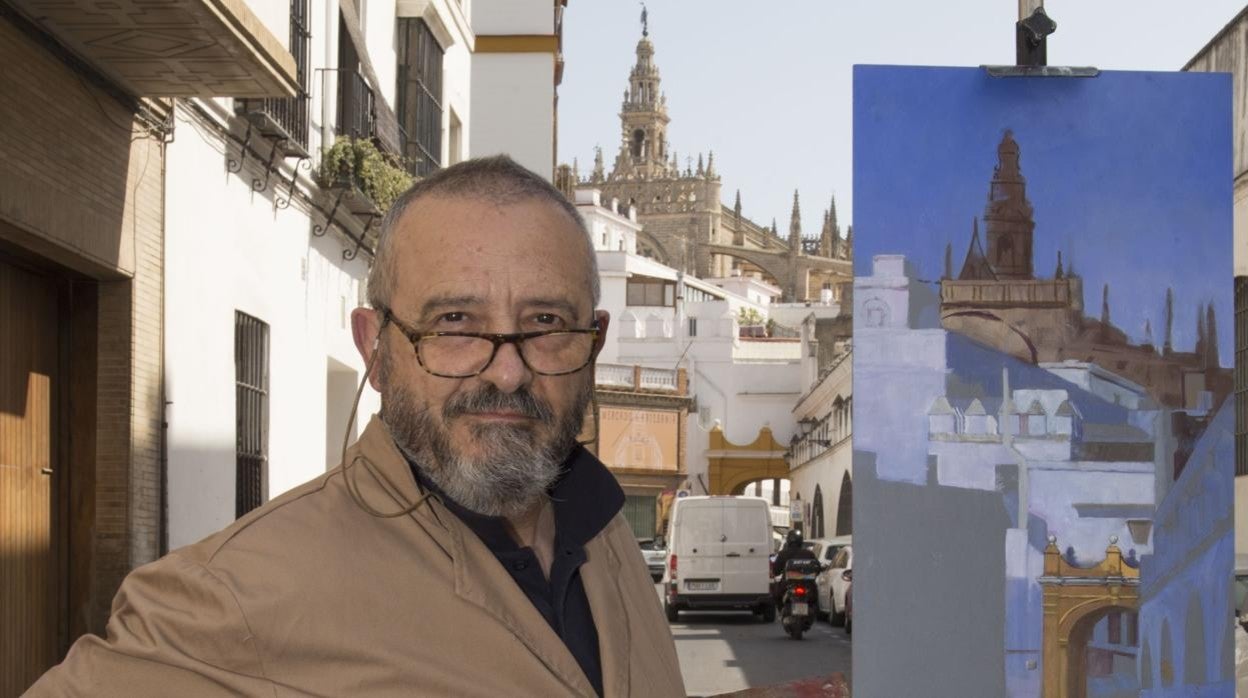 El pintor Luiz Rizo frente al Arco del Postigo