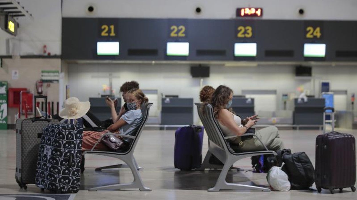 Viajeros en la terminal de San Pablo