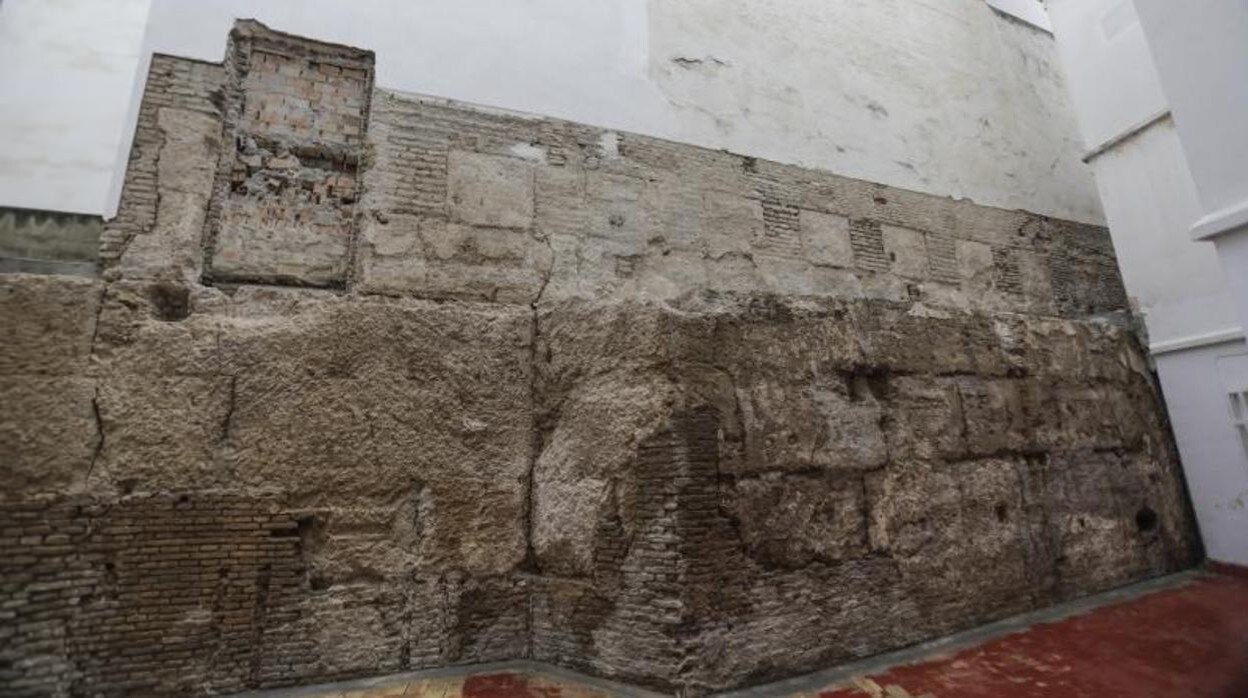 Restos de la muralla medieval hallados en perfecto estado en la calle Castelar