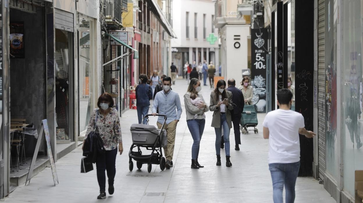 Ciudadanos paseando con la indispensable mascarilla por el centro de Sevilla