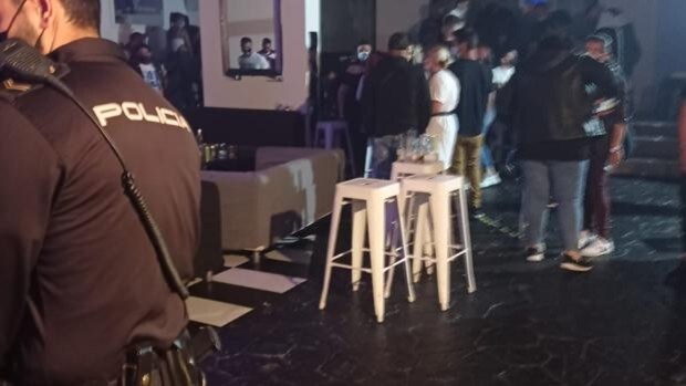 La Policía Nacional desaloja una fiesta a puerta cerrada en un pub de Sevilla con 57 personas