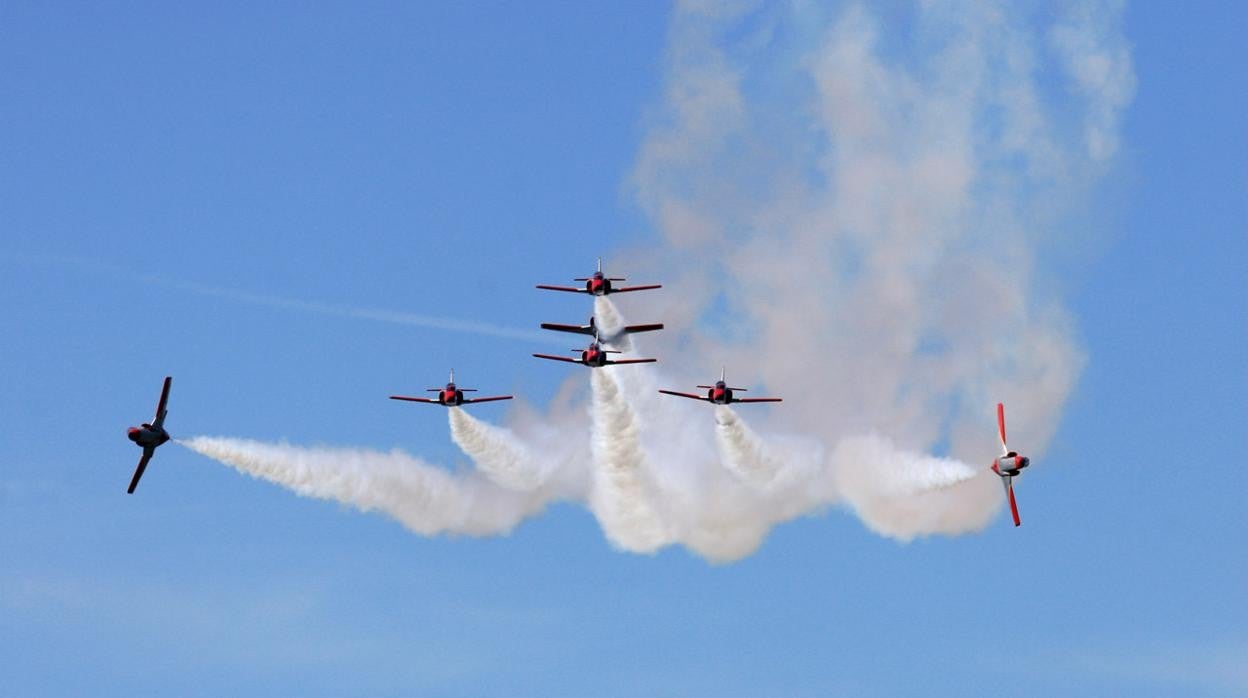 Imagen de archivo de uno de los ejercicios acrobáticos de la Patrulla Águila