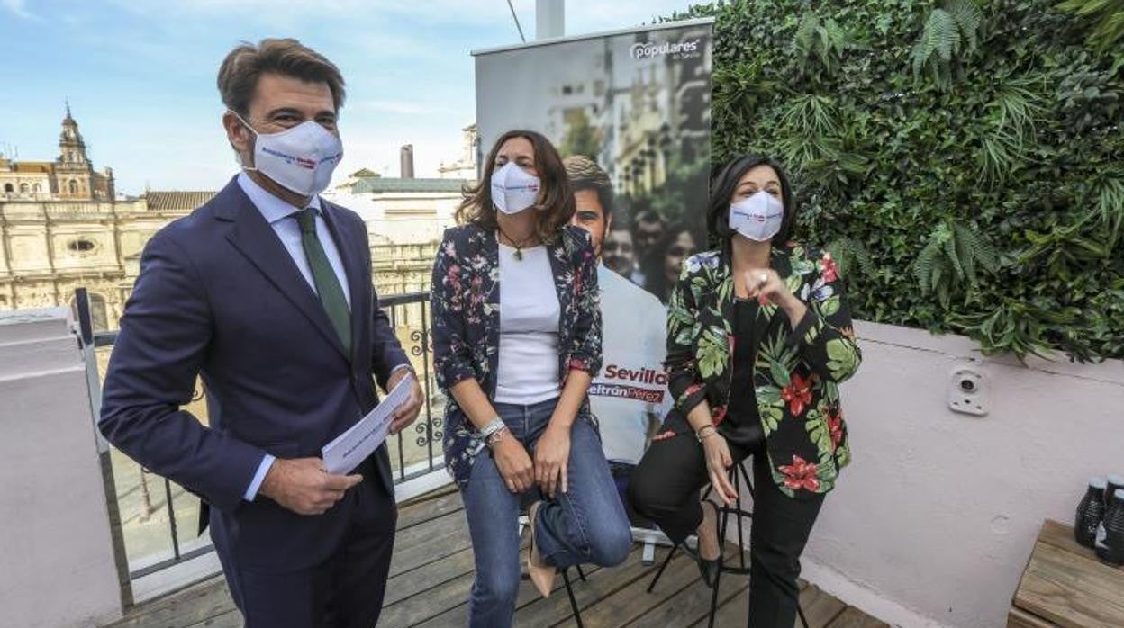 Beltrán Pérez, en un acto junto a Loles López y Virginia Pérez