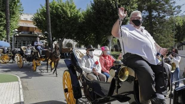 Paseo en coche de caballos para el martes de Feria en esta residencia de Triana