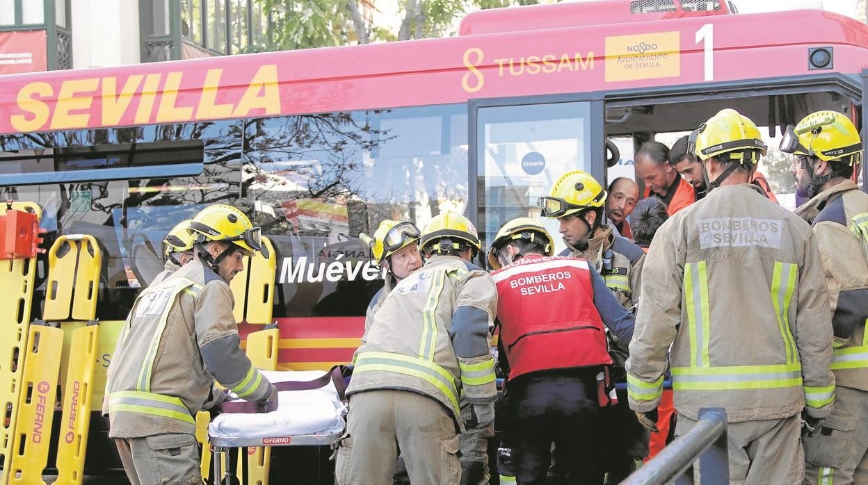 Los bomberos preparan una camilla para atender a una de las personas heridas en el accidente del 7 de diciembre de 2019