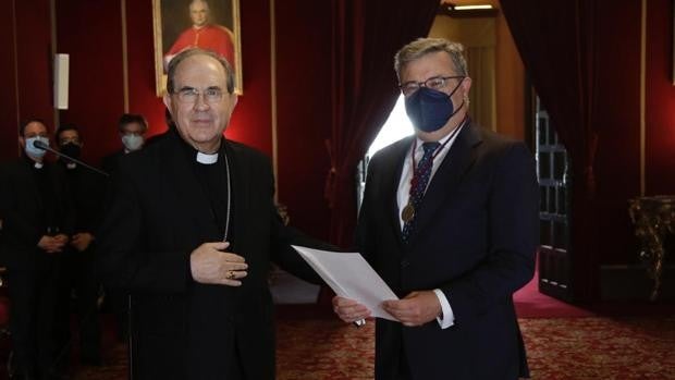 Monseñor Asenjo entrega la medalla 'Pro Ecclesia Hispalense' a Faustino Valdés