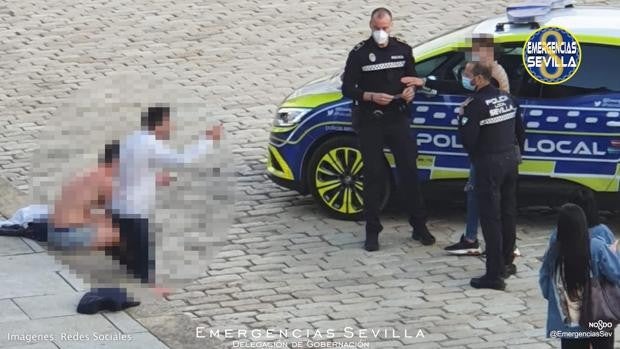 Cuatro jóvenes saltan al río Guadalquivir desde el puente de Triana entre una expectante multitud